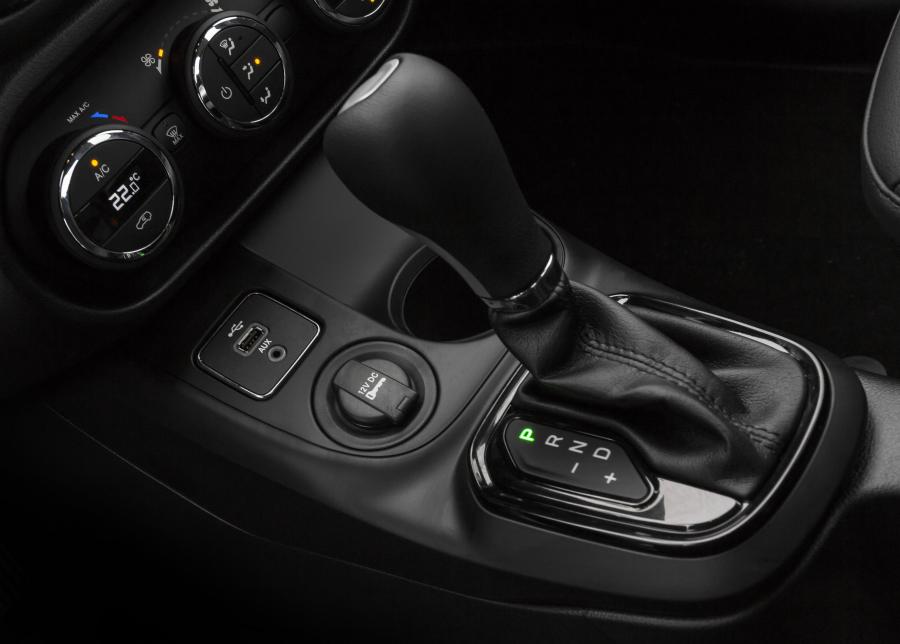 Детали интерьера Fiat Toro Black Jack (226) 2017 года  (фото 7 из 15)